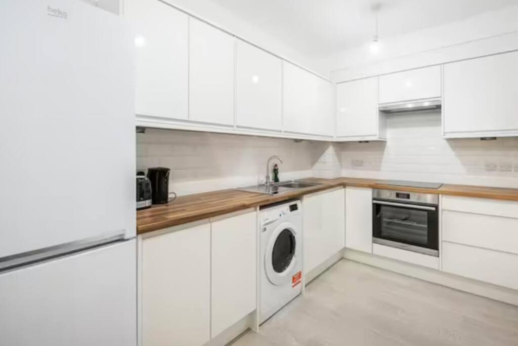 Boutique Modern Hotel Room For Two Near Tube And Bus Stations London Exterior photo