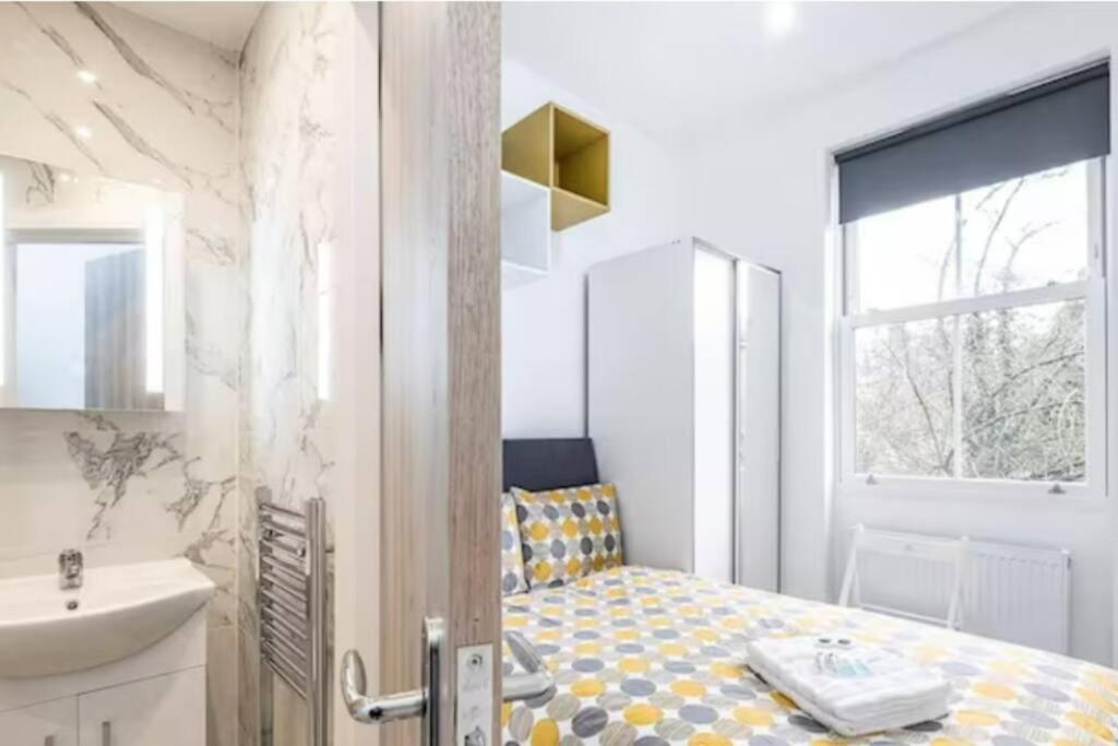 Boutique Modern Hotel Room For Two Near Tube And Bus Stations London Exterior photo